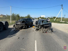 Три иномарки жестко разнесло у кафе на юге Волгограда 