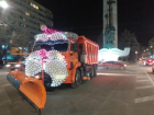 Новогодняя снегоуборочная машина в гирляндах появилась в центре Волгограда