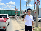 Два автомобилиста и мотоциклист пытались проскочить с нарушениями ЖД-переезд под Волгоградом 
