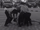 Опубликовано видео разборки троих полицейских с неадекватным мужчиной у ТРК «КомсоМОЛЛ» 