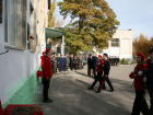 Память о двух мужественных героях СВО увековечили на фасаде школы в Волгограде