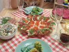 Салаты с мидиями и красной рыбой: волгоградцы удивили своим новогодним столом 