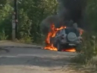 Пылающая легковушка попала на видео под Волгоградом