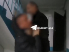 В Волгограде разъяренный должник напал на энергетика и пытался сбросить его с лестницы