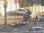 Байкеры насмешили нелепым ДТП в Волгограде: видео