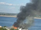 В Волгограде загорелись склады бывшего грузового порта