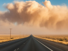 Пыльная буря заволокла трассу под Волгоградом — видео 