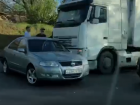 Влетевший под большегруз Nissan собрал огромную пробку на Второй Продольной в Волгограде