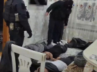 «Вы здесь барон?»: волгоградский СОБР уложил цыган лицом в пол — видео 