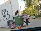 Волжане пытаются выжить, забирая просрочку из баков супермаркетов