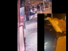 Рекламный щит придавил водителя и элитный Mercedes под Волгоградом: ЧП сняли на видео