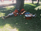 Уснувшие на набережной после диких плясок тунисцы попали на видео в Волгограде