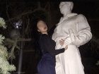 Жгучая брюнетка сделала сексуальное селфи с памятником Первостроителю в Волжском 