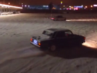 Снежный "дрифт" на парковке в Волгограде попал на камеру