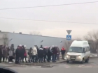 Гигантскую очередь на маршрутку сняли на видео в ЖК "Комарово" в Волгограде