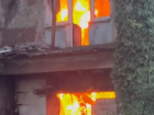 «Поджигали и убегали»: пожар возле рынка «Северный» в Волгограде попал на видео