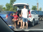В Волгограде в пробке на шоссе Авиаторов автомобилисты курили паровой коктейль 