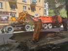 Из-за провала земли за администрацией Волгоградской области перекрыта дорога для автомобилей 