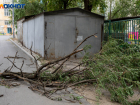 В Волгоградской области шквалистым ветром сносило крыши и рвало провода