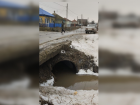 Под Волгоградом перекрыли движение транспорта из-за пропуска талых вод 