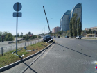 Kia повалила столб на «нулевке» в Волгограде: осколки засыпали всю дорогу