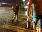 Пешеходы промокли до нитки: на Волгоград обрушился мощный ливень с ветром 