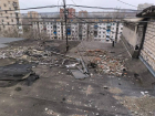 «Что делать будем, когда в квартиру потечет?»: треш-разруху на крыше пятиэтажки снял на видео волгоградец
