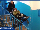Маму ребенка с ДЦП оштрафовали за оставленное в подъезде инвалидное кресло 