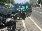 Mercedes влетел в бетонную стену в центре Волгограда: видео