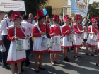Первокурсницы в форме барабанщиц прошлись парадом по центру Волгограда