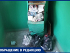 "Мусор не вывозят больше недели": от образовавшейся свалки задыхаются жители дома на севере Волгограда