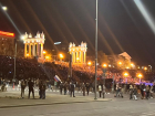 В Волгограде на набережной собралась многотысячная толпа ради концерта Валерии и фейерверка