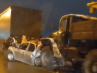 В Волгограде иномарку расплющило между грузовиками: видео с места ДТП