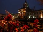 Волгоградцы продолжают нести цветы к зданию вокзала в память о терактах в Париже