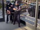 Насильника 15-летней волгоградки доставили на допрос в СК: видео 