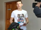 На новое заседание в футболке с изображением сына пришел волгоградец, который пытается забрать его у опекуна