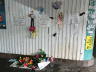 Свечи в память о жертвах Кемерово освещают «народный» мемориал на севере Волгограда 