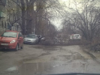 На севере Волгограда  ураганный ветер валит деревья 