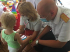 Волгоградские следователи подарили памперсы и игрушки брошенному в больнице 2-летнему мальчику