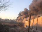 Сильный пожар тушат на складе лакокрасочных изделий в Волгограде
