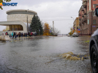 Желтая вода порвала асфальт и заливает панораму в Волгограде: видео