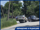 Эпичное ДТП с кувырком довело до белого каления оставленных без тротуара пешеходов