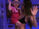 Волгоградцы осудили молодую маму в купальнике с ребенком на руках