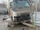 Двоих детей увезли в больницу: массовое ДТП с участием фуры показали в Волгограде 