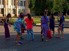 Пьяные девочки-подростки в пижамах устроили "представление" в центре Волжского