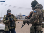 Причину перекрытия дорог и появления вооруженных людей объяснили в Волгограде 