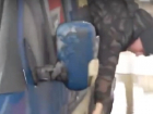 На видео попало ноу-хау волгоградского водителя, не пожелавшего намочить ноги на заправке 
