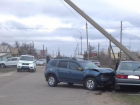 Под Волгоградом «четырнадцатая» влетела в столб после столкновения с Renault: двое пострадали