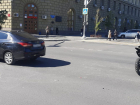 Нелепое ДТП с байкером приключилось в центре Волгограда – видео 