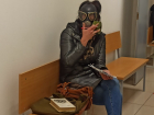 Штурмовавшая кабинет главы волгоградского Роспотребнадзора активистка пришла в суд в противогазе: опубликовано видео